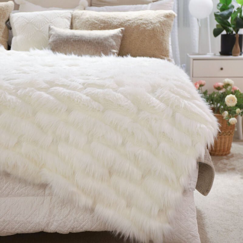 Luxury Faux Fur Throw Blanket - Soft Cozy Blanket (50x60 Inches)